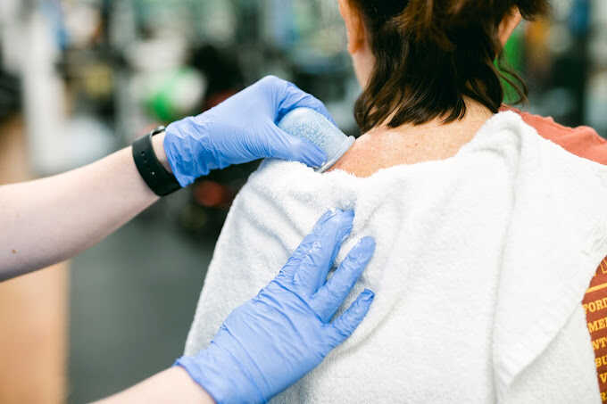athlete working one-on-one with a physical therapist during a performance assessment