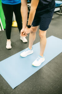 athlete working one-on-one with a physical therapist during a performance assessment